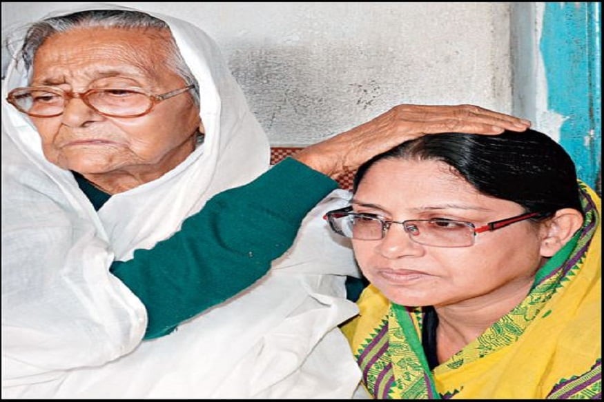 স্বাধীনতার লড়াইয়ে যুক্ত ছিলেন প্রমথরঞ্জন ঠাকুর। দেশ স্বাধীনের লড়াইয়ে জড়িয়ে পড়েন বীণাপাণি দেবীও। চারপাশ উত্তপ্ত। দেশের জন্য লড়াইয়ের পাশাপাশি সংগঠনকেও এগিয়ে নিয়ে যাওয়ার লড়াই চলেছে। নানা বাধা বিপত্তি। তবু ফিরে তাকাতে শেখেননি। এগিয়ে যাওয়া ছাড়া রাস্তা নেই।Photo Source: Collected স্বাধীনতার লড়াইয়ে যুক্ত ছিলেন প্রমথরঞ্জন ঠাকুর। দেশ স্বাধীনের লড়াইয়ে জড়িয়ে পড়েন বীণাপাণি দেবীও। চারপাশ উত্তপ্ত। দেশের জন্য লড়াইয়ের পাশাপাশি সংগঠনকেও এগিয়ে নিয়ে যাওয়ার লড়াই চলেছে। নানা বাধা বিপত্তি। তবু ফিরে তাকাতে শেখেননি। এগিয়ে যাওয়া ছাড়া রাস্তা নেই।Photo Source: Collected
