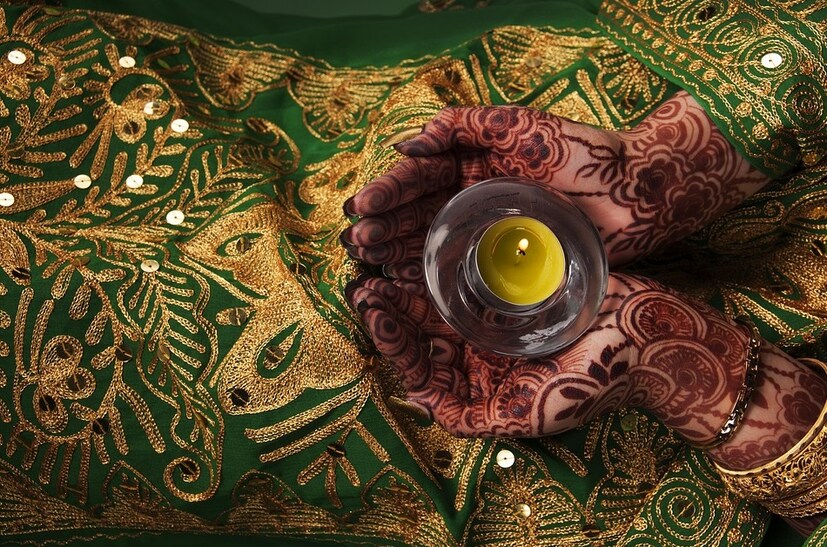 • বন্ধ হয়ে যায় ভারত-পাক বিমান চলাচল, সমঝোতা এক্সপ্রেস বন্ধ হয়ে যায় ৷ আশঙ্কা ছিল, কিরণ আর পলউন্দরের বিয়েটাই না ভেস্তে যায় ৷ তবে সব ভাল যার শেষ ভাল ৷ গত বৃহস্পতিবার সমঝোতা এক্সপ্রেসে চড়ে নিকটাস্তীয়দের সঙ্গে আম্বালায় পৌঁছন কিরণ ৷ প্রতীকী ছবি ৷