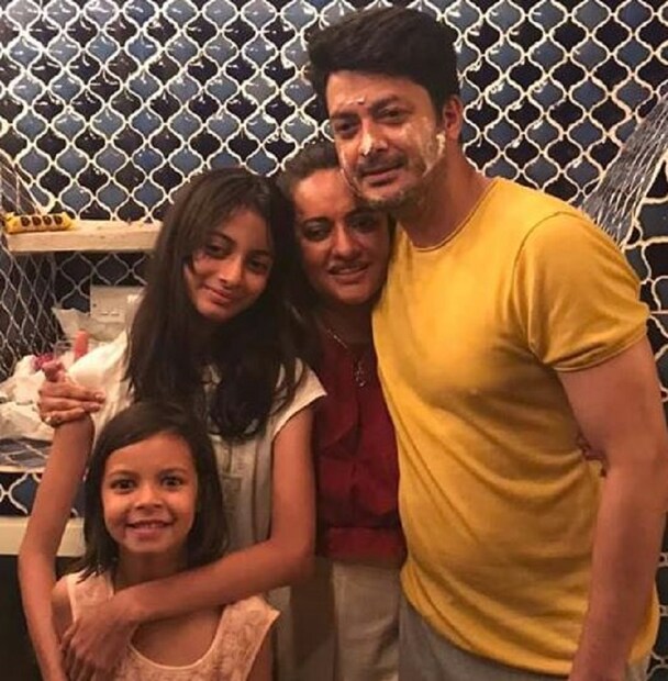 কিন্তু যেই প্রশ্নটা ছিল যে কেন জন্মদিনের কয়েকদিন আগেই জন্মদিন পালন করলেন যীশু ? জানা গিয়েছে যে জন্মদিনে এ শহরে থাকবেন না যীশু নিজেই ৷ কিন্তু এই স্পোল ডে-র পার্টি কি না করলে হয় ? বন্ধুদের আবদারে সেই কারণে আগেভাগেই উদযাপন সেরে ফেললেন ৷ Photo Courtesy: Facebook 