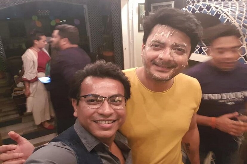 দেখুন মুখের কী হাল হয়েছে নায়কের ৷ আসলে কেক কাটার পর কেকের ক্রিম মুখে লাগানো হয়েছে ৷ এই না হলে বার্থডে সেলিব্রেশন ! Photo Courtesy: Facebook 