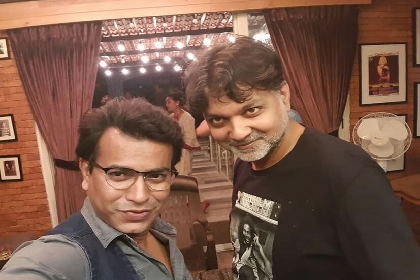 যীশুর বিশেষ বন্ধু হলেন রুদ্র ও সৃজিত ৷ তাই তো অভিনেতার বাড়ির যে কোন অনুষ্ঠানেই হাজির থাকেন এরা ৷ Photo Courtesy: Facebook 