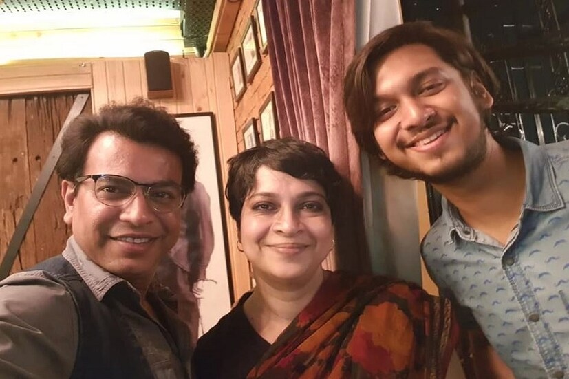 তার সঙ্গে এদিন রাতের পার্টিতে হাজির ছিলেন পরিচালক কৌশিক গঙ্গোপাধ্যায়, চূর্ণী গঙ্গোপাধ্যায় ও তাদের ছেলে উজান ৷ Photo Courtesy: Facebook 