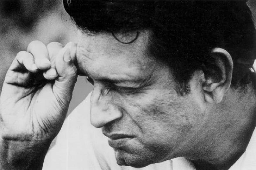 সত্যজিৎ রায়। এই নামটা বলার পর আর বোধহয় কিছু বলার অপেক্ষা রাখে না। বাঙালির মনে শুধু নয় গোটা বিশ্ববাসীর মনে তাঁর একটাই জায়গা। বিশ্বের জনপ্রিয় চলচ্চিত্র পরিচালকদের মধ্যে তাঁর নাম আগে আসবেই। পথের পাঁচালী থেকে শুরু করে গুপি গায়েন বাঘা বায়েন থেকে আগুন্তুক এই ছবির যাত্রাপথ কম কঠিন ছিল না। photo source collected সত্যজিৎ রায়। এই নামটা বলার পর আর বোধহয় কিছু বলার অপেক্ষা রাখে না। বাঙালির মনে শুধু নয় গোটা বিশ্ববাসীর মনে তাঁর একটাই জায়গা। বিশ্বের জনপ্রিয় চলচ্চিত্র পরিচালকদের মধ্যে তাঁর নাম আগে আসবেই। পথের পাঁচালী থেকে শুরু করে গুপি গায়েন বাঘা বায়েন থেকে আগুন্তুক এই ছবির যাত্রাপথ কম কঠিন ছিল না। photo source collected