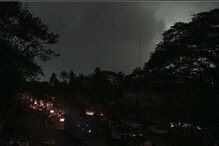 বীভৎস রূপ নিয়ে শহরে আছড়ে পড়ল ঝড়, মারাত্মক ক্ষতির আশঙ্কা বীভৎস রূপ নিয়ে শহরে আছড়ে পড়ল ঝড়, মারাত্মক ক্ষতির আশঙ্কা