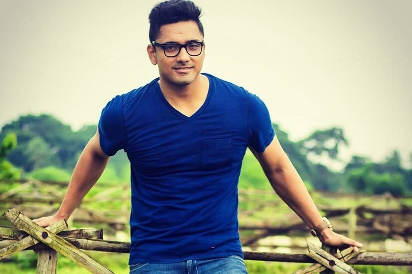  ♦ ‘ভানুমতীর খেল’ ধারাবাবাহিকের নায়ক মেঘরাজ ৷ গল্পে এখন টানাপড়েন ৷ স্ত্রী ভানু এখন মেঘরাজ সরকার নি?তির পরিহাসে এখন আলাদা ৷ ভানু যে বেঁচে আছেন, সে কথাই অজানা ৷ তাই মেঘরাজের সব সময় মন মরা ভাব ৷ তবে তাঁর জীবনে এসেছে ছোট্ট ফুটফুটে একটা বাচ্চা মেয়ে ভেল্কি ৷ 