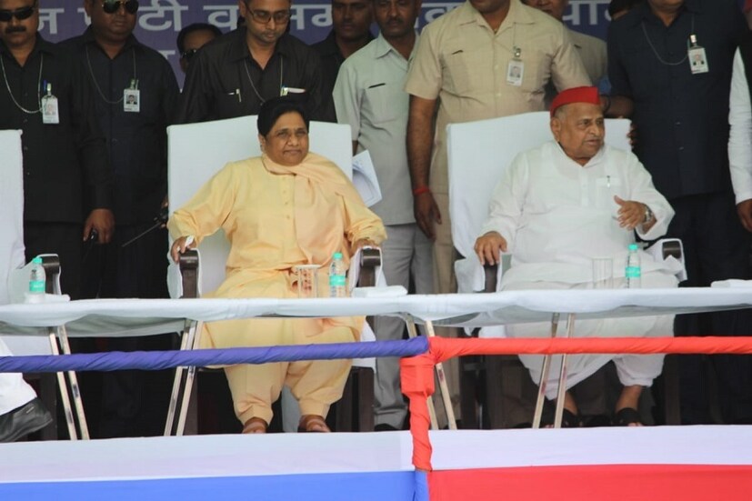 লোকসভা নির্বাচনের দুই পর্যায়ের ভোটগ্রহণ সম্পন্ন ৷ এর মধ্যেই ঐতিহাসিক রাজনৈতিক ঘটনার সাক্ষী হতে চলেছে দেশ ৷ ২৫ বছর পর ফের এক মঞ্চে সমাজবাদী পার্টি প্রধান মুলায়ম সিং যাদব এবং বহুজন সমাজ পার্টির নেত্রী মায়াবতী। ১৯ এপ্রিল, শুক্রবার মৈনপুরীতে যৌথ প্রচার করবেন মুলায়ম ও মায়াবতী। উত্তরপ্রদেশের এই লোকসভা কেদ্র থেকে ভোটে লড়ছেন মুলায়ম।