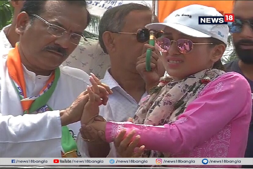 প্রচার চলাকালীন হঠাৎই হাতে চোট পান মিমি ৷ যন্ত্রণায় কঁকিয়ে ওঠেন তিনি ৷ নায়িকার যন্ত্রণার উপশমে এগিয়ে আসেন মন্ত্রী অরূপ বিশ্বাস ৷ তাঁর চেষ্টাতেই চোট সারে মিমির ৷