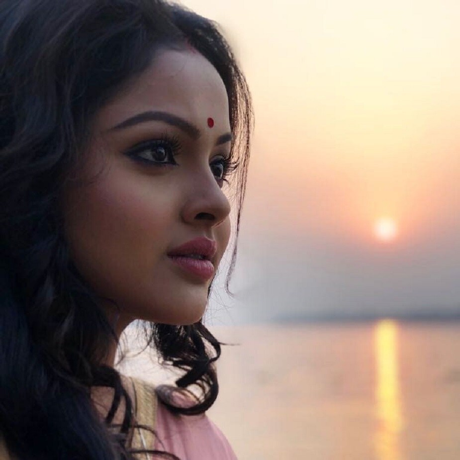 ♦ ফাইনালি জিতু কমল বিয়ের পিঁড়িতে বসতে চলেছেন...কথাটা শুনে বললেন,‘‘গতবছর থেকেই আমার বাড়িতে বিয়ে করা নিয়ে একচু জোরাজুরি চলছিল ৷ ভেবেছিলাম পুজোর পর বিয়েটা সারব ৷ কিন্তু আগেই হয়ে যাচ্ছে ৷’’ ♦ ফাইনালি জিতু কমল বিয়ের পিঁড়িতে বসতে চলেছেন...কথাটা শুনে বললেন,‘‘গতবছর থেকেই আমার বাড়িতে বিয়ে করা নিয়ে একচু জোরাজুরি চলছিল ৷ ভেবেছিলাম পুজোর পর বিয়েটা সারব ৷ কিন্তু আগেই হয়ে যাচ্ছে ৷’’