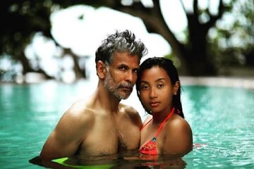 হাঁটুর বয়সী বউয়ের সঙ্গে মলদ্বীপে উষ্ণতায় ডুব দিলেন মিলিন্দ সুমন