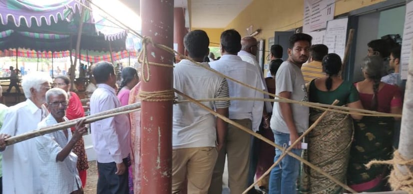 সাতসকালেই ভোট দিতে ইচ্ছুক জনতা ৷ 