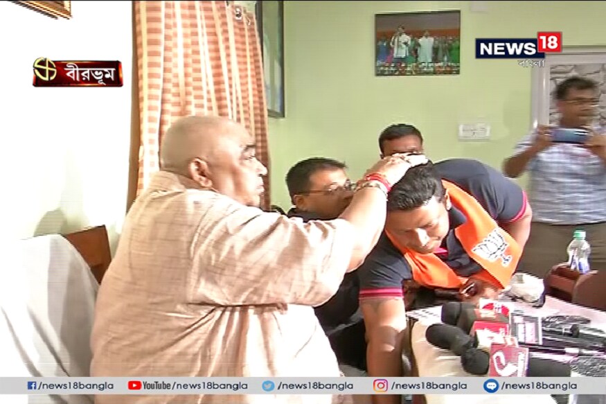 বীরভূমে অনুব্রত মণ্ডলের সঙ্গে দেখা করেছেন যাদবপুরের বিজেপি প্রার্থী অনুপম হাজরা । তৃণমূল থেকে বহিষ্কার হওয়ার পর বিজেপিতে যোগ দিয়েছেন অনুপম । অনুপম-অনুব্রতর সাক্ষাৎ নিয়ে জল্পনা তুঙ্গে।বীরভূমে অনুব্রত মণ্ডলের সঙ্গে দেখা করেছেন যাদবপুরের বিজেপি প্রার্থী অনুপম হাজরা । তৃণমূল থেকে বহিষ্কার হওয়ার পর বিজেপিতে যোগ দিয়েছেন অনুপম । অনুপম-অনুব্রতর সাক্ষাৎ নিয়ে জল্পনা তুঙ্গে। বীরভূমে অনুব্রত মণ্ডলের সঙ্গে দেখা করেছেন যাদবপুরের বিজেপি প্রার্থী অনুপম হাজরা । তৃণমূল থেকে বহিষ্কার হওয়ার পর বিজেপিতে যোগ দিয়েছেন অনুপম । অনুপম-অনুব্রতর সাক্ষাৎ নিয়ে জল্পনা তুঙ্গে।বীরভূমে অনুব্রত মণ্ডলের সঙ্গে দেখা করেছেন যাদবপুরের বিজেপি প্রার্থী অনুপম হাজরা । তৃণমূল থেকে বহিষ্কার হওয়ার পর বিজেপিতে যোগ দিয়েছেন অনুপম । অনুপম-অনুব্রতর সাক্ষাৎ নিয়ে জল্পনা তুঙ্গে।