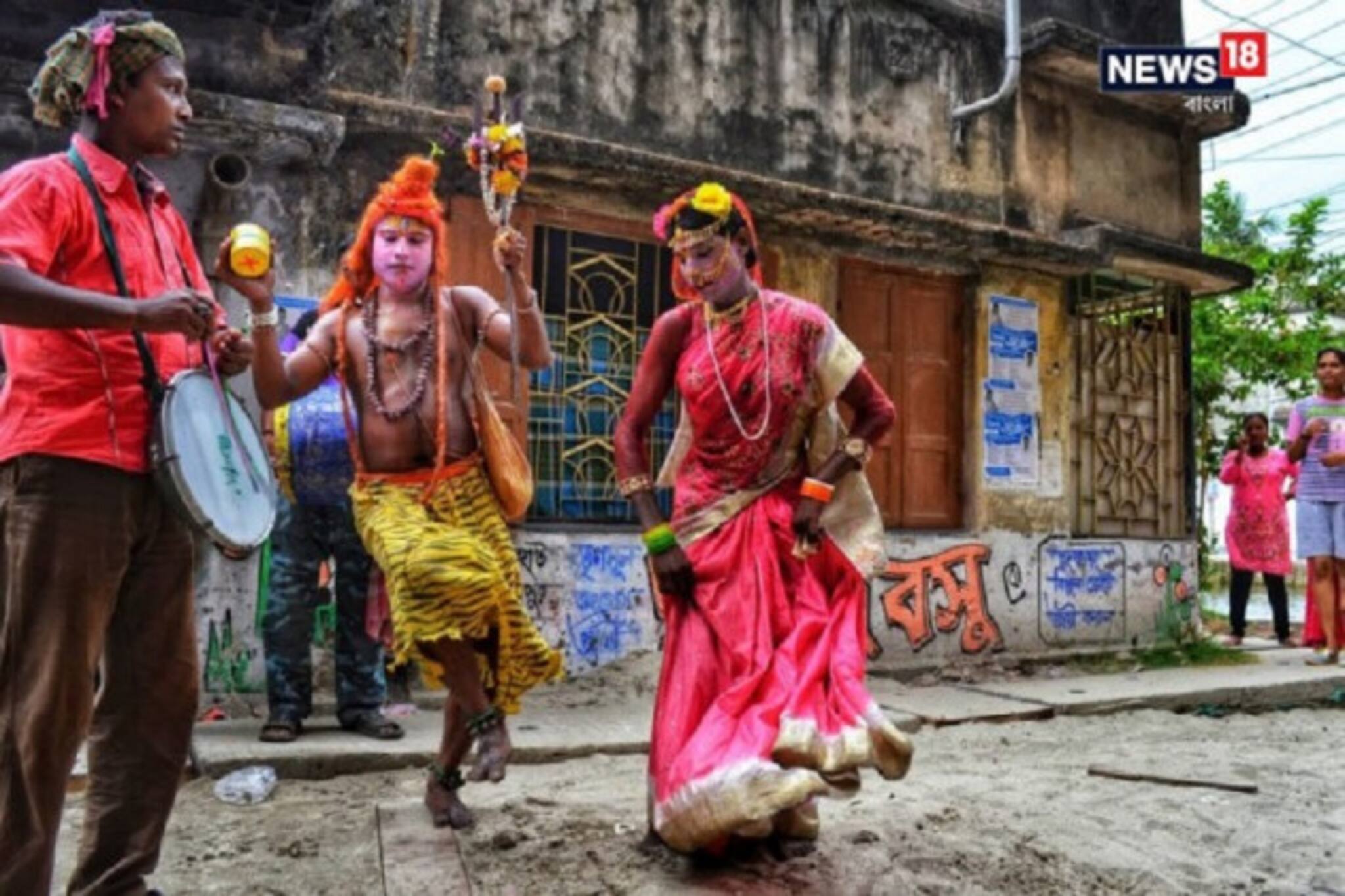 আধুনিকতা আর অবক্ষয়ের সংস্কৃতি ভুলে আজও বাংলায় চলছে গাজন উৎসব