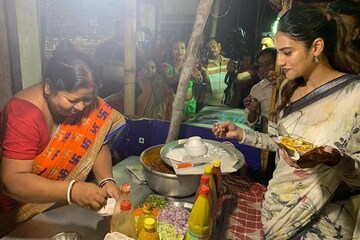 নুসরতকে ঘুগনি আর রোল খাওয়ালেন ভোটাররা, খেয়ে যা বললেন নায়িকা নুসরতকে ঘুগনি আর রোল খাওয়ালেন ভোটাররা, খেয়ে যা বললেন নায়িকা