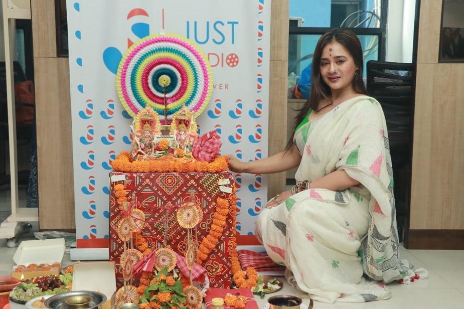 ♦ সামনেই মুক্তি পেতে চলেছে ‘পূর্ব পশ্চিম দক্ষিণ-উত্তর আসবেই’ ৷ এই ছবির অভিনেত্রী ও সহ পরিচালক সুচন্দ্রা ভানিয়া এ দিন জাস্ট স্টুডিওতে লক্ষ্মী-গণেশের পুজো করলেন ৷ হাজির ছিলেন ছবির পরিচালক রাজর্ষি দে ৷ ছবির সিনেমাটোগ্রাফার রঞ্জন পালিত ৷ ♦ সামনেই মুক্তি পেতে চলেছে ‘পূর্ব পশ্চিম দক্ষিণ-উত্তর আসবেই’ ৷ এই ছবির অভিনেত্রী ও সহ পরিচালক সুচন্দ্রা ভানিয়া এ দিন জাস্ট স্টুডিওতে লক্ষ্মী-গণেশের পুজো করলেন ৷ হাজির ছিলেন ছবির পরিচালক রাজর্ষি দে ৷ ছবির সিনেমাটোগ্রাফার রঞ্জন পালিত ৷