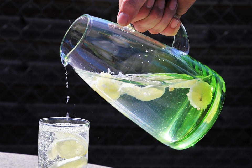 (Distilled Water) বা ডিস্ট্রিল পদ্ধতিতে যে জলকে শুদ্ধ করা হয় তাকেই ডিস্ট্রিল জল বলা হয় ৷ তবে এই জল পরিশুদ্ধ করতে জলের খনিজ পদার্থ নষ্ট হতে পারে ৷ এই জল পান করলে শরীরে খনিজের পরিমাণ কমে যায় ৷ জল পরিশোধিত করার বিকল্প উপায় না থকলে ঘরে ঘরে জল ফুটি খাওয়া উচিৎ ৷ প্রতীকী ছবি ৷ (Distilled Water) বা ডিস্ট্রিল পদ্ধতিতে যে জলকে শুদ্ধ করা হয় তাকেই ডিস্ট্রিল জল বলা হয় ৷ তবে এই জল পরিশুদ্ধ করতে জলের খনিজ পদার্থ নষ্ট হতে পারে ৷ এই জল পান করলে শরীরে খনিজের পরিমাণ কমে যায় ৷ জল পরিশোধিত করার বিকল্প উপায় না থকলে ঘরে ঘরে জল ফুটি খাওয়া উচিৎ ৷ প্রতীকী ছবি ৷