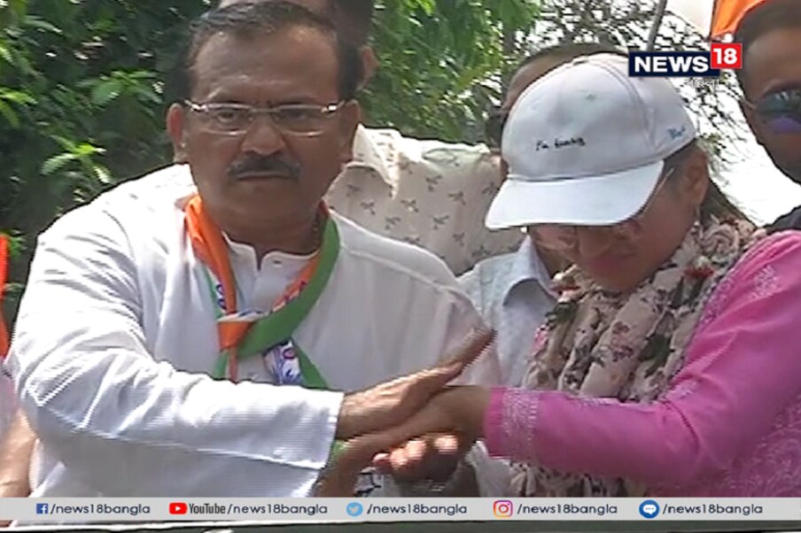  ভোটের প্রচারে বেরিয়ে চোট পেলেন মিমি চক্রবর্তী ৷ সঙ্গে সঙ্গে শুশ্রুষা করতে এগিয়ে আসেন মন্ত্রী অরূপ বিশ্বাস ৷ তাঁর তৎপরতাতেই কমে মিমি চক্রবর্তীর যন্ত্রণা ৷