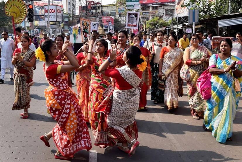 ঢাক, সানাই, পুতুল, নৌকা, চালচিত্র ছিল বর্ণাঢ্য এই শোভাযাত্রার অন্যতম আকর্ষন। ঢাকে তালে নাচতে দেখা গেল মিছিলে সামিল বেশকিছু মানুষকে। নতুন প্রজন্মকে প্রতিবছর এই রীতি পালনে উদ্বুদ্ধ করা মঙ্গল শোভাযাত্রার আরেক লক্ষ্য (Image: PTI)