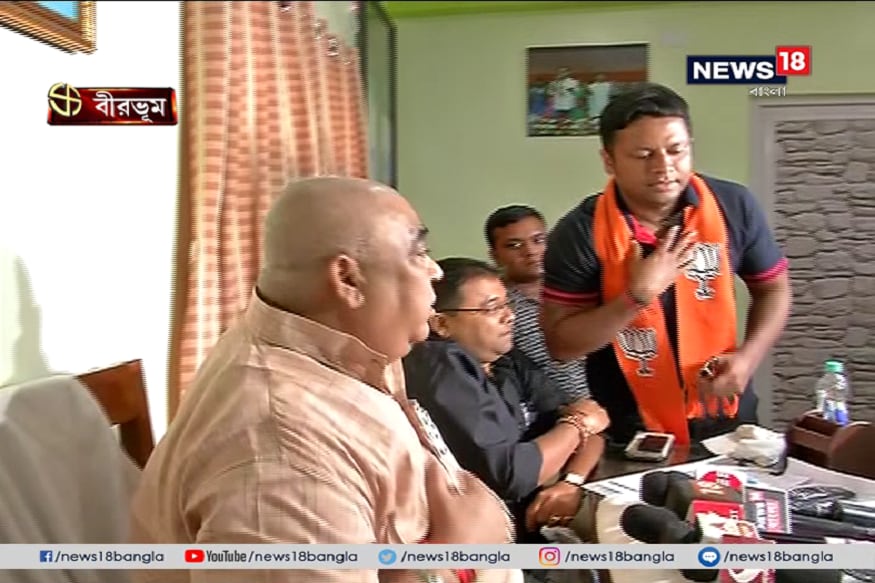 এই প্রসঙ্গ এবার প্রতিক্রিয়া জানিয়েছেন অনুপম হাজরা । গতকালের হিংসাত্মক ঘটনা নিয়ে অহেতুক রাজনীতি করা হচ্ছে বলে জানিয়েছেন তিনি । অনুব্রতর সঙ্গে নিছকই সৌজন্যবশতঃ দেখা করতে গিয়েছিলেন বলে জানিয়েছেন তিনি ও জল্পনার কোনও জায়গা নেই । এই প্রসঙ্গ এবার প্রতিক্রিয়া জানিয়েছেন অনুপম হাজরা । গতকালের হিংসাত্মক ঘটনা নিয়ে অহেতুক রাজনীতি করা হচ্ছে বলে জানিয়েছেন তিনি । অনুব্রতর সঙ্গে নিছকই সৌজন্যবশতঃ দেখা করতে গিয়েছিলেন বলে জানিয়েছেন তিনি ও জল্পনার কোনও জায়গা নেই ।