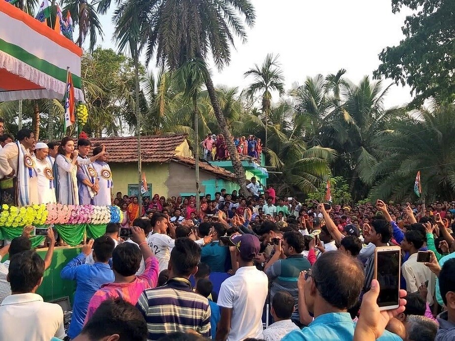 ♦ নিজের লোকসভা কেন্দ্রে প্রতিদিন এপাড়া থেকে ওপাড়া ঘুরেঘুরে প্রচার চালাচ্ছেন। কোথাও ফুটবল খেলছেন, কোথাও ক্যারাটের প্যাঁচ আবার কোথাও দুধের শিশুকে কোলে তুলে আদর করছেন। বাড়ি ফিরেও আবার মন দিচ্ছেন পড়াশুনোয়। খুঁটিয়ে দেখে নিচ্ছেন কী কী রইল বাকি। ঝালিয়ে নিচ্ছেন পরের দিনের পয়েন্টস। ছবি:mimichakrabortyfc.mimians ♦ নিজের লোকসভা কেন্দ্রে প্রতিদিন এপাড়া থেকে ওপাড়া ঘুরেঘুরে প্রচার চালাচ্ছেন। কোথাও ফুটবল খেলছেন, কোথাও ক্যারাটের প্যাঁচ আবার কোথাও দুধের শিশুকে কোলে তুলে আদর করছেন। বাড়ি ফিরেও আবার মন দিচ্ছেন পড়াশুনোয়। খুঁটিয়ে দেখে নিচ্ছেন কী কী রইল বাকি। ঝালিয়ে নিচ্ছেন পরের দিনের পয়েন্টস। ছবি:mimichakrabortyfc.mimians