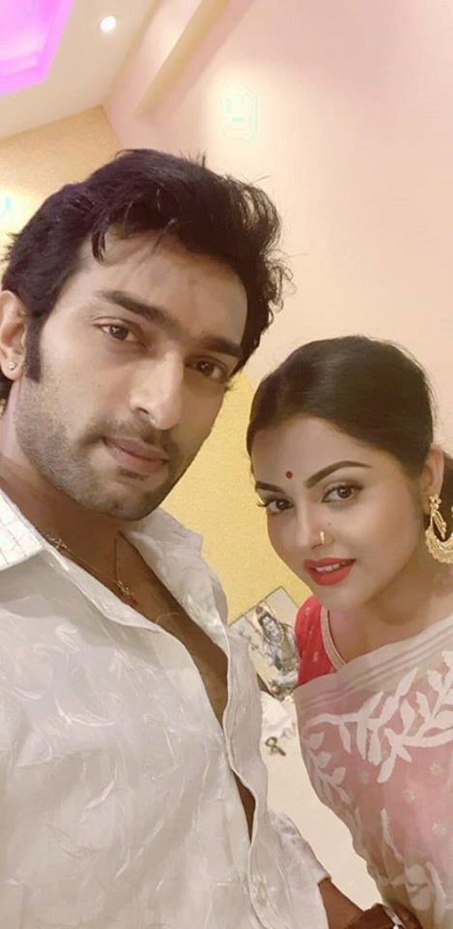 ♦ হাতে মাত্র আর কয়েকটা দিন ৷ সময় এক্কেবারে নেই বললেই চলে ৷ দুই বাড়িতেই তোড়জোর শুরু হয়ে গিয়েছে ৷ পছন্দমতো জিনিসপত্র কেনাকাটার শেষ মুহূর্তের প্রস্তুতি পর্ব ৷ ♦ হাতে মাত্র আর কয়েকটা দিন ৷ সময় এক্কেবারে নেই বললেই চলে ৷ দুই বাড়িতেই তোড়জোর শুরু হয়ে গিয়েছে ৷ পছন্দমতো জিনিসপত্র কেনাকাটার শেষ মুহূর্তের প্রস্তুতি পর্ব ৷