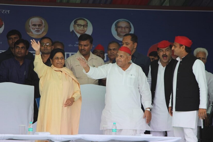 মঞ্চে মুলায়ম ও মায়াবতীর সঙ্গে ছিলেন সমাজবাদী পার্টি চিফ অখিলেশ যাদবও ৷