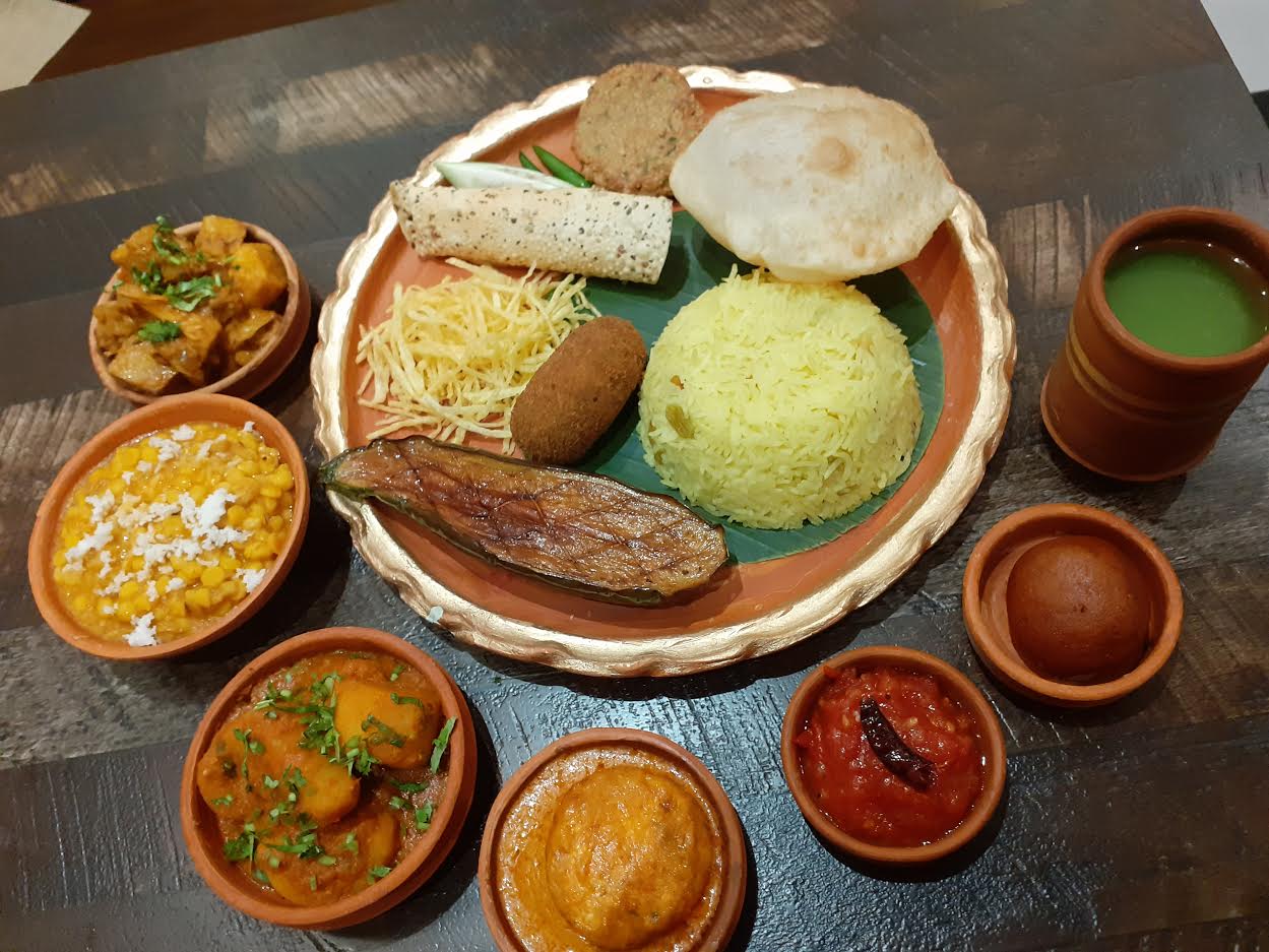 তা নববর্ষের ঝুলিতে এই দুই রেস্তোরাঁর ঝুলিতে থাকছে কি ? দুই রেস্তোরাঁতেই রয়েছে, একেবারে বাঙালির পাত ৷ শুরুতেই আমপোড়া শরবত ৷ তারপর একে একে পাতে এসে পড়বে আলুভাজা, বেগুন ভাজা, পোস্তোর বড়া, লুচি, ছোলার ডাল, পোলাও, মটন কষা, ইলিশ ভাপা ৷ পাত শেষে দই, মিষ্টি ৷ তা নববর্ষের ঝুলিতে এই দুই রেস্তোরাঁর ঝুলিতে থাকছে কি ? দুই রেস্তোরাঁতেই রয়েছে, একেবারে বাঙালির পাত ৷ শুরুতেই আমপোড়া শরবত ৷ তারপর একে একে পাতে এসে পড়বে আলুভাজা, বেগুন ভাজা, পোস্তোর বড়া, লুচি, ছোলার ডাল, পোলাও, মটন কষা, ইলিশ ভাপা ৷ পাত শেষে দই, মিষ্টি ৷