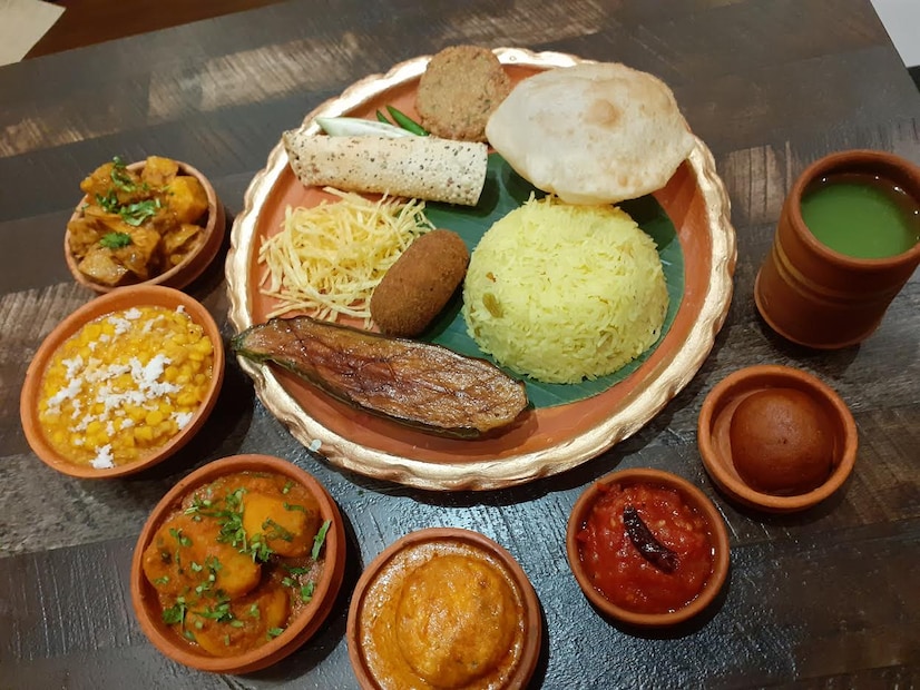 তা নববর্ষের ঝুলিতে এই দুই রেস্তোরাঁর ঝুলিতে থাকছে কি ? দুই রেস্তোরাঁতেই রয়েছে, একেবারে বাঙালির পাত ৷ শুরুতেই আমপোড়া শরবত ৷ তারপর একে একে পাতে এসে পড়বে আলুভাজা, বেগুন ভাজা, পোস্তোর বড়া, লুচি, ছোলার ডাল, পোলাও, মটন কষা, ইলিশ ভাপা ৷ পাত শেষে দই, মিষ্টি ৷ 