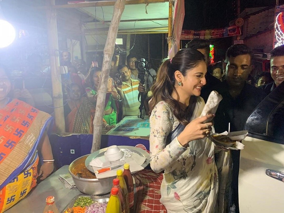 ♦ গতকাল রবিবার নিজের ইনস্টাগ্রাম প্রোফাইলে রাস্তার ধারের দোকানে দাঁড়িয়ে ঘুগনি আর রোল খাওয়ার ছবি পোস্ট করেছিলেন নুসরত ৷ আসলে সেলেব্রিটিদের সব সময় রাখতে হয় আড়াল ৷ অনেক ছোটখাটো ইচ্ছে মনের মধ্য উঁকি দিলেও তা পূরণ করা সব সময় করা হয়ে ওঠে না ৷ নতুন রূপে তিনি ৷ এখানে বরং উল্টোটাই করতে হয় ৷ ছবি: ইনস্টাগ্রাম ৷ ♦ গতকাল রবিবার নিজের ইনস্টাগ্রাম প্রোফাইলে রাস্তার ধারের দোকানে দাঁড়িয়ে ঘুগনি আর রোল খাওয়ার ছবি পোস্ট করেছিলেন নুসরত ৷ আসলে সেলেব্রিটিদের সব সময় রাখতে হয় আড়াল ৷ অনেক ছোটখাটো ইচ্ছে মনের মধ্য উঁকি দিলেও তা পূরণ করা সব সময় করা হয়ে ওঠে না ৷ নতুন রূপে তিনি ৷ এখানে বরং উল্টোটাই করতে হয় ৷ ছবি: ইনস্টাগ্রাম ৷