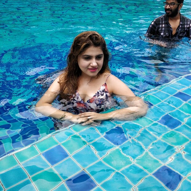 • রিচা জানান, ওই কাস্টিং ডিরেক্টর তাঁকে একটি হোটেলে ডেকে পাঠিয়েছিলেন ৷ কিন্তু সেই প্রস্তাবে রাজি না হয়ে রিচা জানান, তিনি কফিশপে দেখা করতে চান ৷ এরপরেই তাঁর কেরিয়ার প্রায় শেষ হয়ে যায় ৷