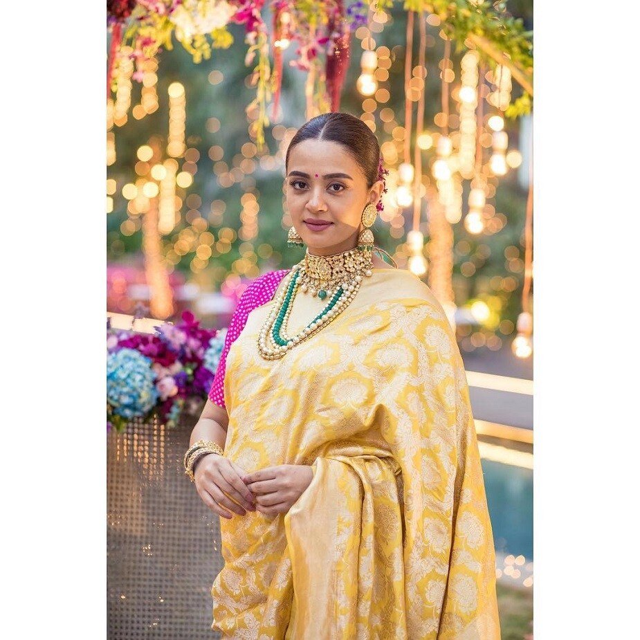 ♦ কিছুদিন আগেই হয়ে গিয়েছ তাঁর সাধের অনুষ্ঠান ৷ এ বার মা হলেন সুরভিন চাওলা ৷ একটি কন্যাসন্তানের জন্ম দিয়েছেন তিনি ৷ ছবি: ইনস্টাগ্রাম ৷ ♦ কিছুদিন আগেই হয়ে গিয়েছ তাঁর সাধের অনুষ্ঠান ৷ এ বার মা হলেন সুরভিন চাওলা ৷ একটি কন্যাসন্তানের জন্ম দিয়েছেন তিনি ৷ ছবি: ইনস্টাগ্রাম ৷