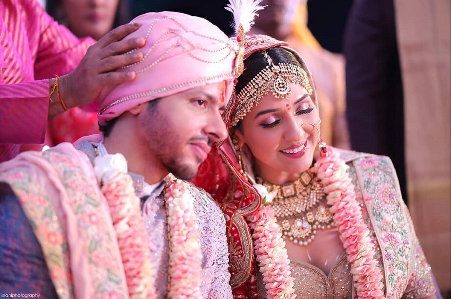 ♦ ওদিকে নিহার পাণ্ড্যও সম্প্রতি বিয়ে প্লেব্যাক সিঙ্গার নীতি মোহনকে ৷ আর এ দিন সকাল সকাল ভোটটাও দিয়ে ফেলেছেন নিহার ৷ সেছবি সোশ্যাল মিডিয়ায় পোস্টও করেছেন তিনি ৷ ♦ ওদিকে নিহার পাণ্ড্যও সম্প্রতি বিয়ে প্লেব্যাক সিঙ্গার নীতি মোহনকে ৷ আর এ দিন সকাল সকাল ভোটটাও দিয়ে ফেলেছেন নিহার ৷ সেছবি সোশ্যাল মিডিয়ায় পোস্টও করেছেন তিনি ৷