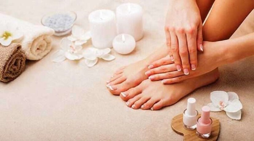 মাঝে মধ্যে জুতোগুলোকে রোদে দিন। একই মোজা না ধুয়ে পর পর দু’দিন ব্যবহার করবেন না photo source collected