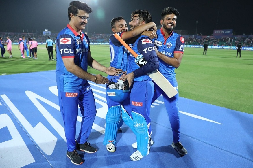আরও একবার দাদা-র হাতে একদল তরুণ, আর তাদের মধ্যে থেকে সেরাটা বার করে আনছেন দাদা ৷ সঙ্গী পন্টিং আছেন ৷ একসময়ে যে অজিদের সঙ্গে দাদা-র শত্রুতা কাঁটায় কাঁটায় ছিল সেই ইন্দো-অজি জুটিই কাঁপিয়ে দিচ্ছে আইপিএল ৷ Photo- IPL/BCCI আরও একবার দাদা-র হাতে একদল তরুণ, আর তাদের মধ্যে থেকে সেরাটা বার করে আনছেন দাদা ৷ সঙ্গী পন্টিং আছেন ৷ একসময়ে যে অজিদের সঙ্গে দাদা-র শত্রুতা কাঁটায় কাঁটায় ছিল সেই ইন্দো-অজি জুটিই কাঁপিয়ে দিচ্ছে আইপিএল ৷ Photo- IPL/BCCI