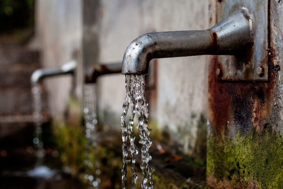 (Purified Water) বা পরিশোধিত জল নলের মাধ্যমে যে জল পাওয়া যায় সেই জলে অনেক ব্যাকটেরিয়া জাতীয় পদার্থ থাকে ৷ সেই ক্ষতিকারক পদার্থ ফিল্টারের মাধ্যমে পরিশোধিত করে খাওয়া যেতে পারে ৷ প্রতীকী ছবি ৷ (Purified Water) বা পরিশোধিত জল নলের মাধ্যমে যে জল পাওয়া যায় সেই জলে অনেক ব্যাকটেরিয়া জাতীয় পদার্থ থাকে ৷ সেই ক্ষতিকারক পদার্থ ফিল্টারের মাধ্যমে পরিশোধিত করে খাওয়া যেতে পারে ৷ প্রতীকী ছবি ৷