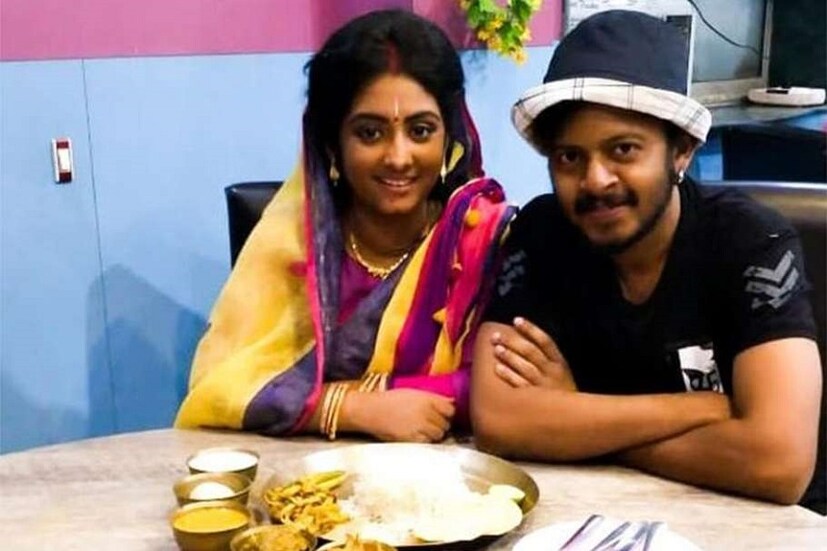 শুটিং এর ফাঁকে একটু হালকা মেজাজে তিয়াশা ৷ ছবি সৌজন্যে ফেসবুক ৷