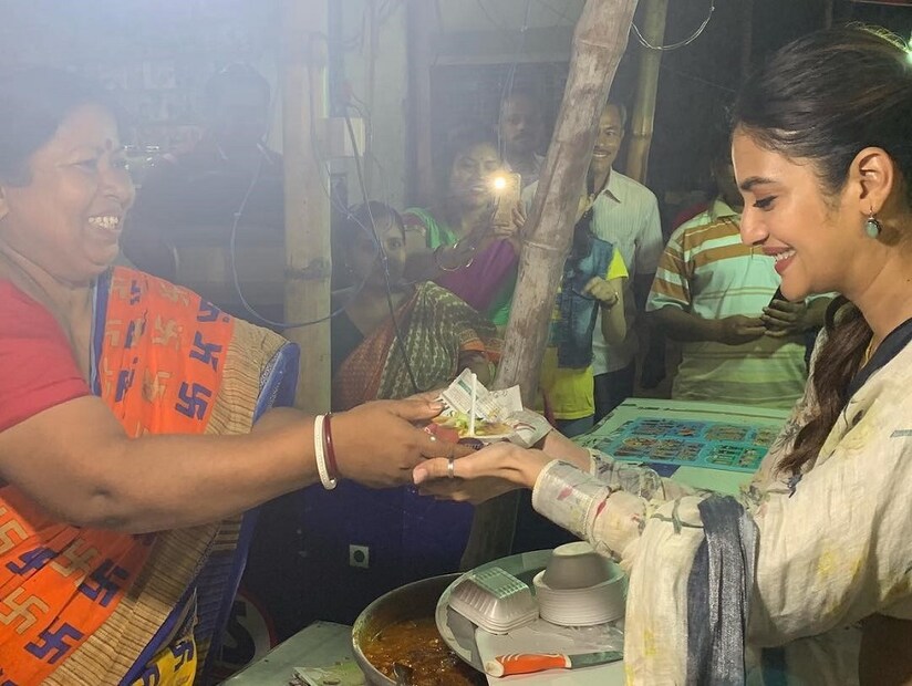  ♦ প্রচারে বেরোচ্ছেন নুসরত ৷ তাঁকেও আপন করে নিচ্ছেন ভোটাররা ৷ প্রার্থীকে কাছে পেয়ে ঘুগনি আর এগরোল খেতে দেন এক ভোটার ৷ ছবি: ইনস্টাগ্রাম ৷
