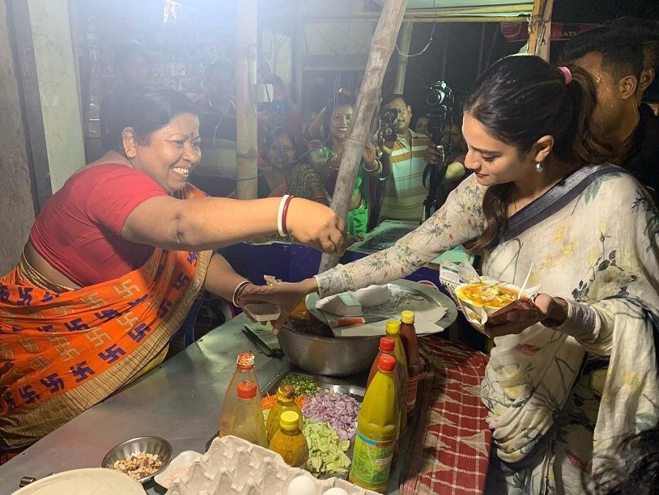 ♦ জনপ্রতিনিধি হয়ে উঠতে হলে মিশে যেতে হবে জনগণের সঙ্গে ৷ আর এটাই করতে গিয়ে একটা অন্যরকম অনুভূতি হল ৷ আর নিজের সেই অনুভূতির কথা জানাতে ভোলেননি নায়িকা ৷ ছবি: ইনস্টাগ্রাম ৷ ♦ জনপ্রতিনিধি হয়ে উঠতে হলে মিশে যেতে হবে জনগণের সঙ্গে ৷ আর এটাই করতে গিয়ে একটা অন্যরকম অনুভূতি হল ৷ আর নিজের সেই অনুভূতির কথা জানাতে ভোলেননি নায়িকা ৷ ছবি: ইনস্টাগ্রাম ৷