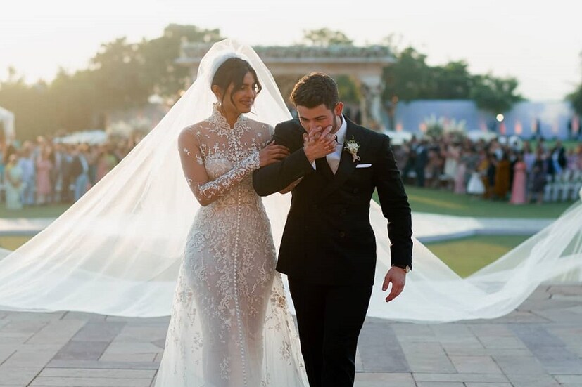 গত বছর ডিসেম্বরে সাত পাকে বাঁধা পড়েন নিক-প্রিয়াঙ্কা৷ ধুমধাম করে বিয়ে হয় এই তারকা দম্পতির৷ তবে সেই বিয়েতে অতিথিদের জন্য আনা মদে নাকি কম পড়েছিল! এই গোপন তথ্য ফাঁস করলেন প্রিয়াঙ্কার স্বামী নিক৷ তিনি জানান...