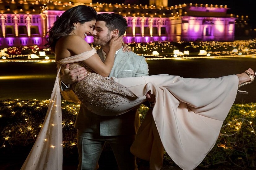 তাদের বন্ধুরা প্রচুর পরিমাণ বিয়ার পান করেন৷ তাই সেই মতোই ব্যাবস্থা করতে হবে জোনাস পরিবারকে৷ রাখতে হবে অগুণতি বিয়ারের বোতল৷ 