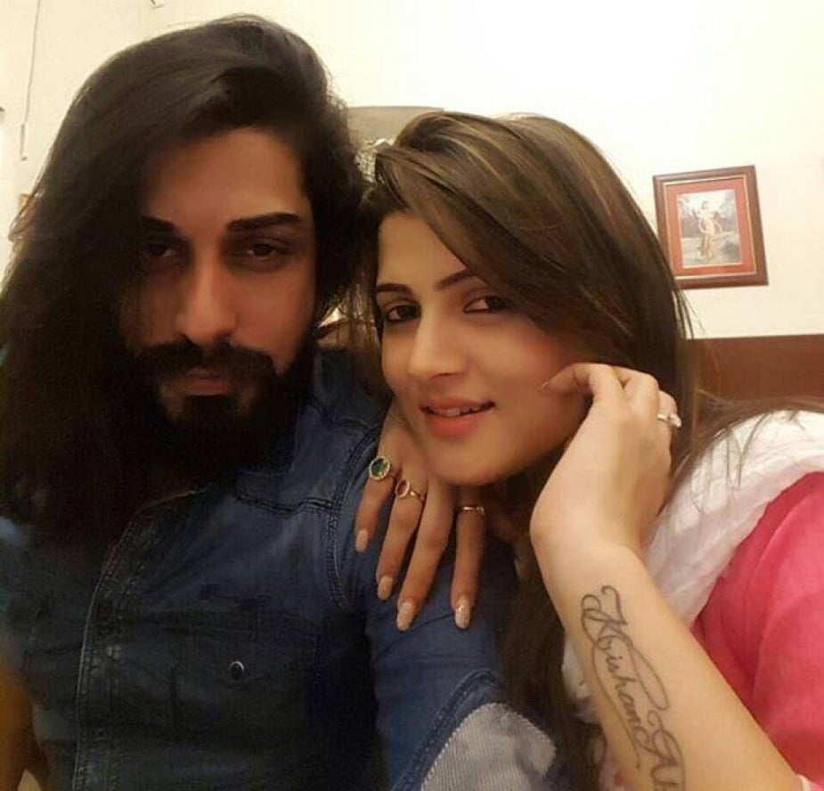 ♦ আবার শ্রাবন্তী জীবনে এসেছে নতুন প্রেম ৷ আর সেই প্রেম নাকি পরিণতি পেতে চলেছে আজই ৷ চণ্ডীগড়ে রোশন সিংয়ের দেশের বাড়িতে হতে চলেছে সেই অনুষ্ঠান ৷ তবে এ নিয়ে চরম নিস্তব্ধতা বজায় রেখেছ দুই পরিবার ৷ গোটাটাই হচ্ছে চুপিসারে ৷ ♦ আবার শ্রাবন্তী জীবনে এসেছে নতুন প্রেম ৷ আর সেই প্রেম নাকি পরিণতি পেতে চলেছে আজই ৷ চণ্ডীগড়ে রোশন সিংয়ের দেশের বাড়িতে হতে চলেছে সেই অনুষ্ঠান ৷ তবে এ নিয়ে চরম নিস্তব্ধতা বজায় রেখেছ দুই পরিবার ৷ গোটাটাই হচ্ছে চুপিসারে ৷