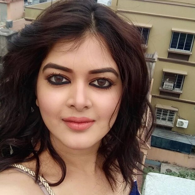 'জাপানি টয়'-এর সময় থেকেই শোনা গিয়েছিল যে খুব তাড়াতাড়িই এবার ট্রিকস্টার-এর কোনও প্রজেক্টে শুধু প্রযোজক নয়, অভিনেত্রীর ভূমিকাতেও আসতে পারেন মধুমিতা। তেমনই কিছু হয়তো অচিরেই সামনে আসতে চলেছে। সম্প্রতি তার আভাস পাওয়া গিয়েছে সৌরভ ও মধুমিতার টাইমলাইনে। সে সব ছাড়াও আরও একটি বিষয় শোনা গিয়েছে। সম্ভবত এই বছর টেলিপর্দায় একটি নববর্ষ বৈঠক হোস্ট করবেন মধুমিতা। photo source collected