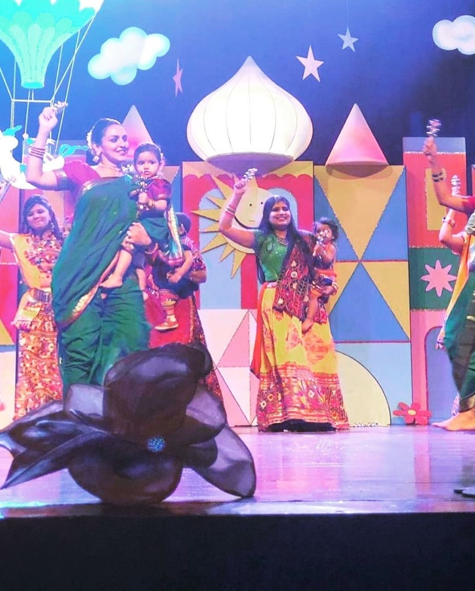 ♦ স্কুলের অনুষ্ঠনে মায়ের কোলে চেপে ‘জিংগাত’-এর তালে নাচ করে এই খুদে ৷ পরণে ছিল ঐতিহ্যবাহী লাবণি ডান্সের পোশাক ৷ ছবি: ইনস্টাগ্রাম ৷ ♦ স্কুলের অনুষ্ঠনে মায়ের কোলে চেপে ‘জিংগাত’-এর তালে নাচ করে এই খুদে ৷ পরণে ছিল ঐতিহ্যবাহী লাবণি ডান্সের পোশাক ৷ ছবি: ইনস্টাগ্রাম ৷