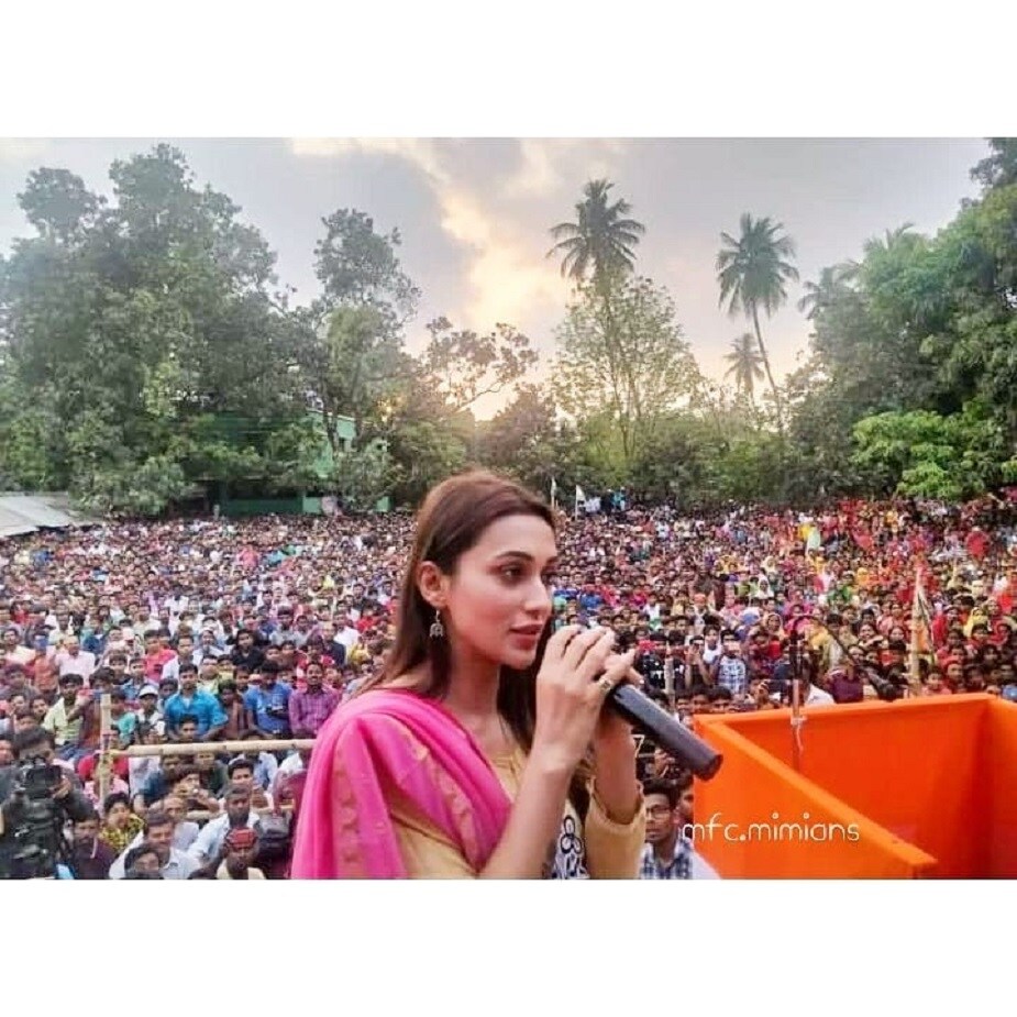 ♦ তিনি সেলেব্রিটি ৷ তাঁকে দেখতে লোক জড়ো হবেই ৷ তার উপর তিনি এখন রাজনীতিবিদ ৷ সব মিলিয়ে তাঁকে নিয়ে উন্মাদনা তুঙ্গে ৷ ছবি:mimichakrabortyfc.mimians ♦ তিনি সেলেব্রিটি ৷ তাঁকে দেখতে লোক জড়ো হবেই ৷ তার উপর তিনি এখন রাজনীতিবিদ ৷ সব মিলিয়ে তাঁকে নিয়ে উন্মাদনা তুঙ্গে ৷ ছবি:mimichakrabortyfc.mimians