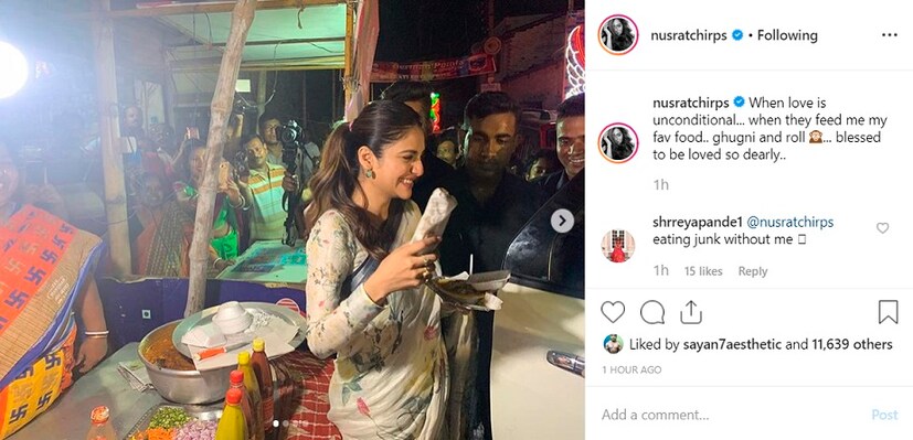 ♦ আর এতে বেজায় আপ্লুত হয়েছেন নুসরত ৷ এই ছোট ছোট খুশির মুহূর্তগুলো যে বড় আপন সে কথা জানাতেও ভোলেননি তিনি ৷ নিজের ইনস্টাগ্রাম হ্যান্ডেলে সেই ছবি শেয়ার করে লিখেছেন,‘‘যখন ভালোবাসা শর্তহীন ৷ যখন তাঁরা আমায় আমার প্রিয় খাবার খাইয়েছেন ৷ ঘুগনি আর রোল ৷ আপনাদের ভালোবাসা পেয়ে আপ্লুত ৷’’ছবি: ইনস্টাগ্রাম ৷