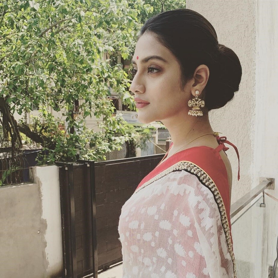♦ এর মধ্যেইে চলে এসেছে পয়লা বৈশাখ ৷ সকাল থেকেই এক্কেবারে অন্য আমেজ ৷ বাঙালি বলে কথা ৷ এক্কবারে ট্রাডিশনাল সাজে এ দিন নিজেকে সাজিয়ে তুলেছিলেন নুসরত ৷ ছবি: ইনস্টাগ্রাম ৷ ♦ এর মধ্যেইে চলে এসেছে পয়লা বৈশাখ ৷ সকাল থেকেই এক্কেবারে অন্য আমেজ ৷ বাঙালি বলে কথা ৷ এক্কবারে ট্রাডিশনাল সাজে এ দিন নিজেকে সাজিয়ে তুলেছিলেন নুসরত ৷ ছবি: ইনস্টাগ্রাম ৷