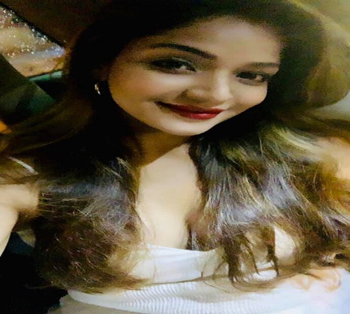 সাদা পোশাকে সোশ্যাল মিডিয়ায় তুলেছেন ঝড় ৷ ছবি সৌজন্যে ফেসবুক ৷