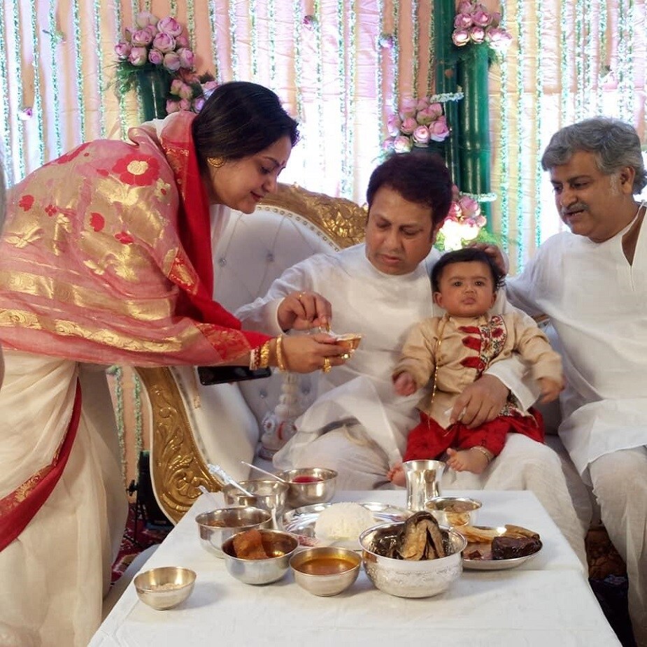 ♦ তবে এই সব খাবার আদিদেবকে খাওয়ানোর আগে তাকে এক বিশেষ আশীর্বাদী প্রসাদ খাওয়ান সুদীপা চট্টোপাধ্যায়ের দুই দাদা সুদীপ্ত মুখোপাধ্যায় এবং সুমন্ত মুখোপাধ্যায় ৷ আর সেই প্রসাদ এসেছিল দক্ষিণেশ্বরের মা ভবতারিণী মন্দির থেকে ৷ রামকৃষ্ণ মঠের এক মহারাজ আশীর্বাদ সরূপ সেই প্রসাদ এনেছিলেন ৷ সেই সঙ্গে জগন্নাথ দেবের মহাপ্রসাদও দেওয়া হয় ৷ ♦ তবে এই সব খাবার আদিদেবকে খাওয়ানোর আগে তাকে এক বিশেষ আশীর্বাদী প্রসাদ খাওয়ান সুদীপা চট্টোপাধ্যায়ের দুই দাদা সুদীপ্ত মুখোপাধ্যায় এবং সুমন্ত মুখোপাধ্যায় ৷ আর সেই প্রসাদ এসেছিল দক্ষিণেশ্বরের মা ভবতারিণী মন্দির থেকে ৷ রামকৃষ্ণ মঠের এক মহারাজ আশীর্বাদ সরূপ সেই প্রসাদ এনেছিলেন ৷ সেই সঙ্গে জগন্নাথ দেবের মহাপ্রসাদও দেওয়া হয় ৷