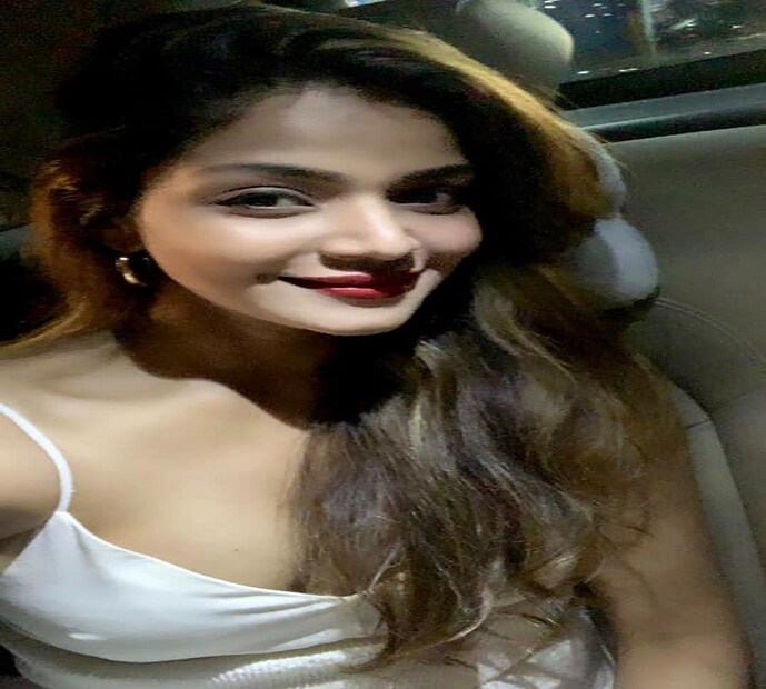 সৌন্দর্য ও রূপও লাবণ্যে ভরিয়ে তোলে ৷ একের পর এক সুপারহট ছবিতে ঝড় তুলেছেন ৷ ছবি সৌজন্যে ফেসবুক ৷