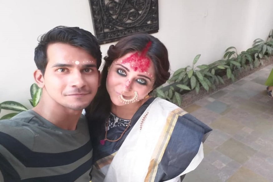 তিনি একটি বিয়ের ছবি পোস্ট করেন। রোগা পাতলা দেখতে এক ছেলের সঙ্গে মালা পড়ে, মাথায় সিঁদূর দিয়ে দেখা গেল তাঁকে ৷ তবে এটি নিছকই এক ফটোশ্যুট।photo source collected তিনি একটি বিয়ের ছবি পোস্ট করেন। রোগা পাতলা দেখতে এক ছেলের সঙ্গে মালা পড়ে, মাথায় সিঁদূর দিয়ে দেখা গেল তাঁকে ৷ তবে এটি নিছকই এক ফটোশ্যুট।photo source collected