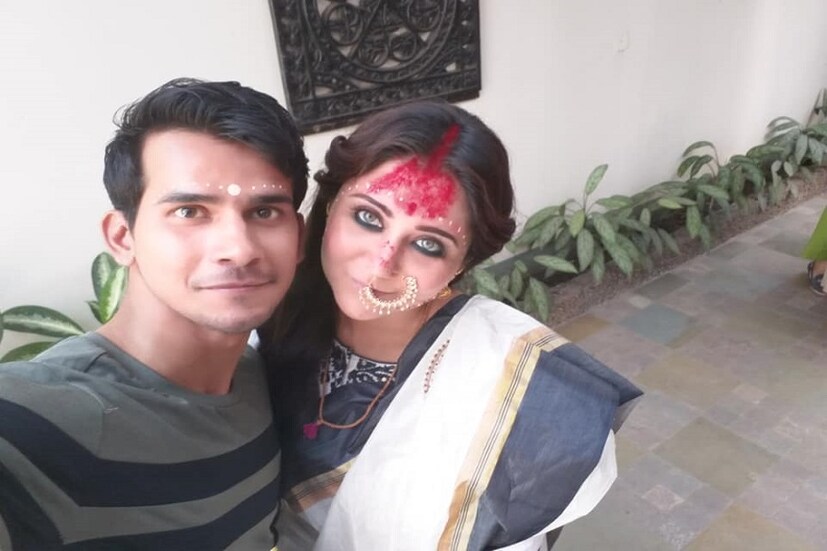 তিনি একটি বিয়ের ছবি পোস্ট করেন। রোগা পাতলা দেখতে এক ছেলের সঙ্গে মালা পড়ে, মাথায় সিঁদূর দিয়ে দেখা গেল তাঁকে।তবে এটি নিছকই এক ফটোশ্যুট ৷ photo source collected